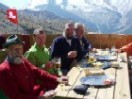 Gemtliche Runde mit Bergfreunden auf der Weissmieshtte